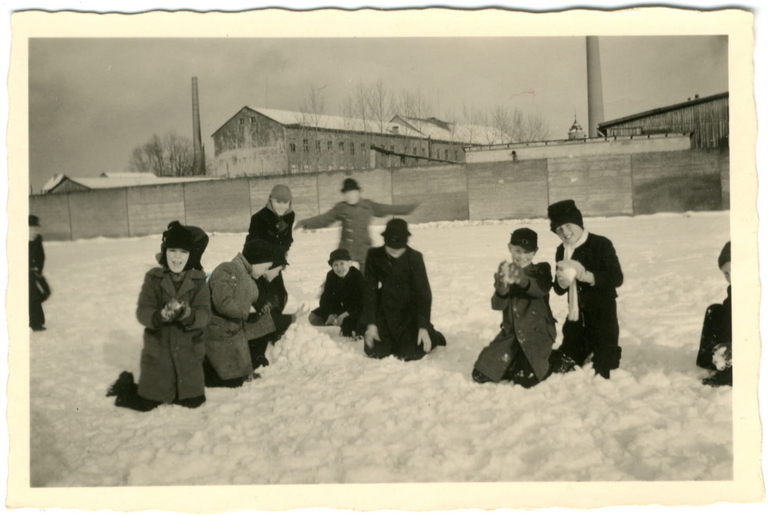 Schulkinder bei einer Schneeballschlacht hinter der Sturmiusschule im Januar 1950