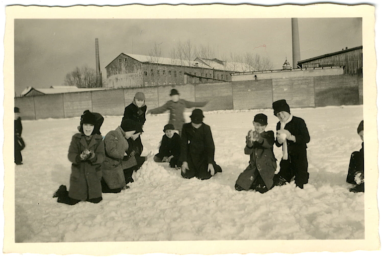 Schulkinder bei einer Schneeballschlacht hinter der Sturmiusschule im Januar 1950