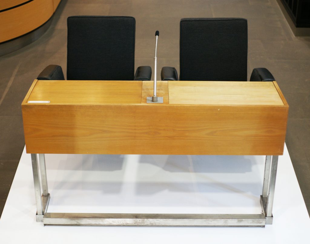 Pulttisch mit zwei Sesseln von Dr. Norbert Herr © Vonderau Museum Fulda, Foto: Daniel Bley